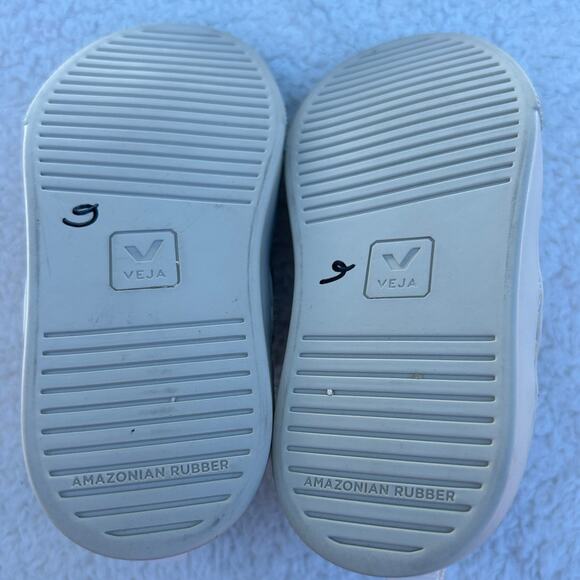 $110 Veja Unisex Small V-10 Leather Chrome Sneakers - Size 8.5 - Picture 2 of 6